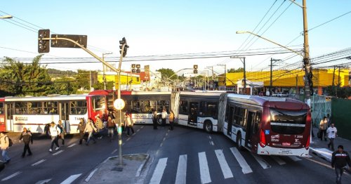 26052014-051330-onibusbloqueio