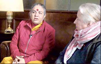 Vandana Shiva e a jornalista Claudia Korol, da Punto Final